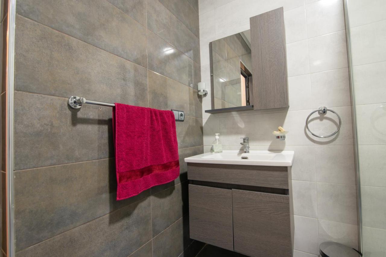 Adam's Apartments,self Checkin 6 Mins To Downtown Fiber Optic Wifi Free Parking Same Rules As *